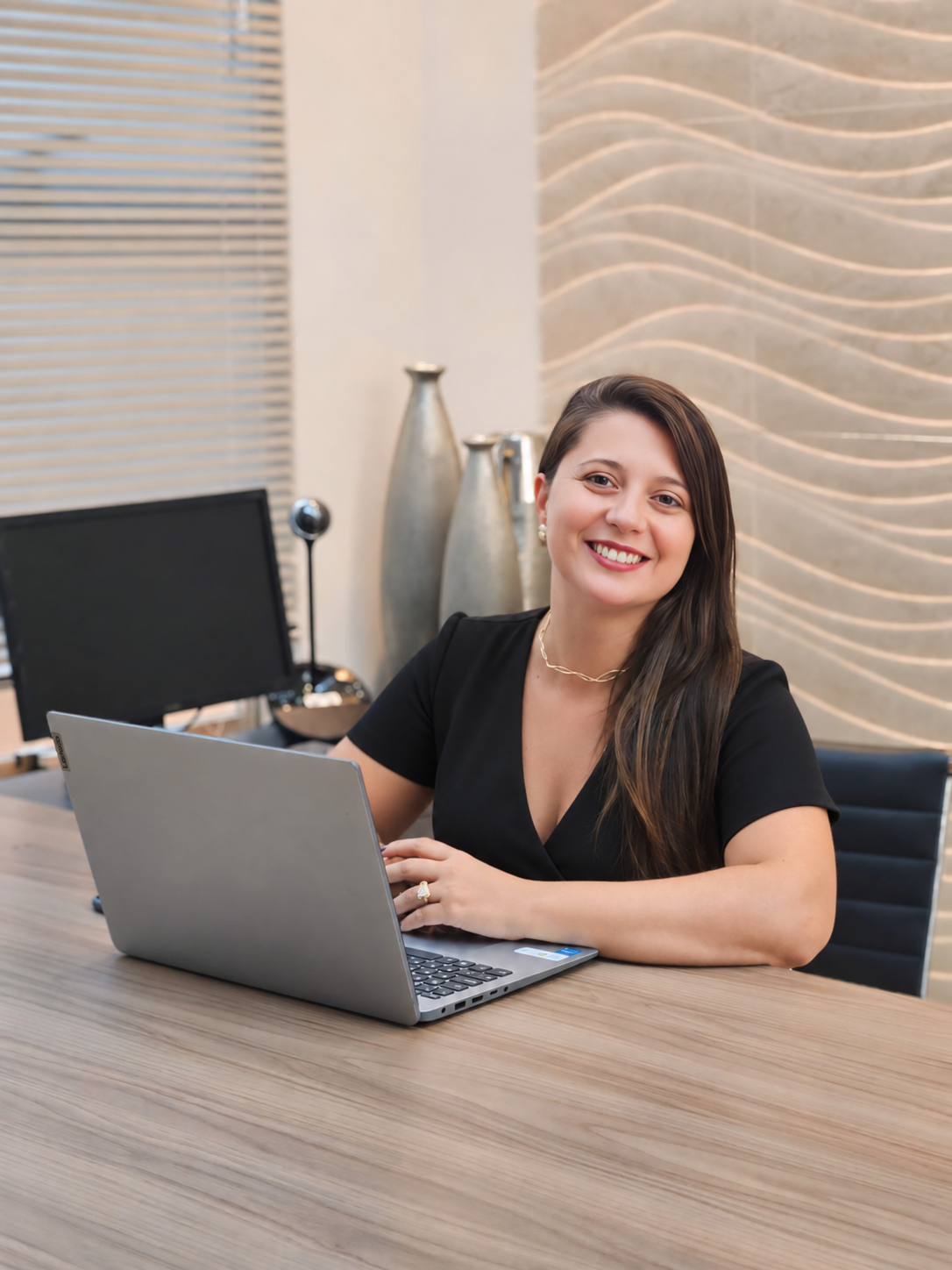 Micaela Lamounier em seu escritório